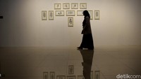 Pengunjung mengamati karya yang dipamerkan saat gelaran acara Festival Kesenian Yogyakarta (FKY) 2020 di Museum Sonobudoyo, Yogyakarta, Selasa (22/09/2020).