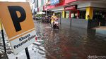 Genangan di Kedoya Ini Jadi Tempat Berenang Anak-anak