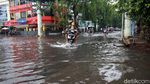Genangan di Kedoya Ini Jadi Tempat Berenang Anak-anak