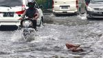 Genangan di Kedoya Ini Jadi Tempat Berenang Anak-anak