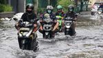 Genangan di Kedoya Ini Jadi Tempat Berenang Anak-anak