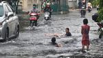 Genangan di Kedoya Ini Jadi Tempat Berenang Anak-anak