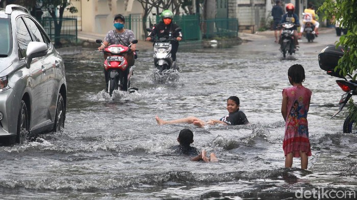 Genangan di Kedoya Ini Jadi Tempat Berenang Anak-anak Pasca hujan deras semalem, terdapat genangan air di depan Perumahan Green Garden, Kedoya, Jakarta. Genangan ini menjadi tempat main anak-anak.