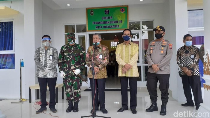 Gubernur DIY Sri Sultan Hamengku Buwono (HB) X dan Wali Kota Yogya Haryadi Suyuti meninjau shelter penanganan COVID-19 khusus OTG, Selasa (22/9/2020).