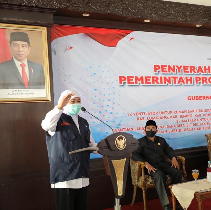 Gubernur Jatim Khofifah Indar Parawansa melakukan sejumlah upaya untuk menanggulangi COVID-19. Upaya tersebut melalui penguatan fasilitas kuratif RS di Jatim hingga upaya preventif.