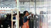 Para pekerja tengah melakukan finishing proyek Underpass Senen Extension.