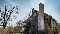Ini adalah sebuah rumah angker yang ada di dekat hutan. (Getty Images/iStockphoto)