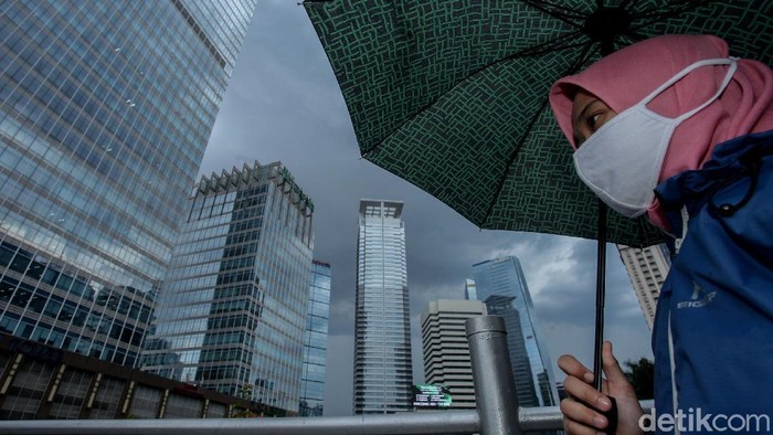 BMKG menyatakan wilayah Indonesia saat ini memasuki masa pancaroba. Awan gelap pun tampak menyelimuti langit Kota Jakarta hari ini.