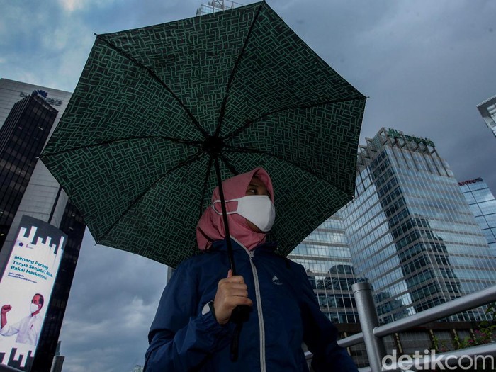 BMKG menyatakan wilayah Indonesia saat ini memasuki masa pancaroba. Awan gelap pun tampak menyelimuti langit Kota Jakarta hari ini.