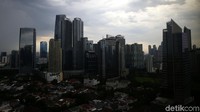 Penampakan awan gelap menyelimuti langit Kota Jakarta, Selasa (22/9/2020).