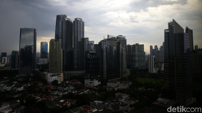 Indonesia Dibayangi Cuaca Ekstrem, Awan Gelap Selimuti Langit Jakarta BMKG menyatakan wilayah Indonesia saat ini memasuki masa pancaroba. Awan gelap pun tampak menyelimuti langit Kota Jakarta hari ini.