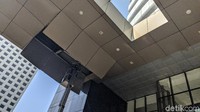 Sejumlah petugas pun dikerahkan untuk memperbaiki atap plafon yang jebol di lobi gedung KPK tersebut, Selasa (22/9/2020).