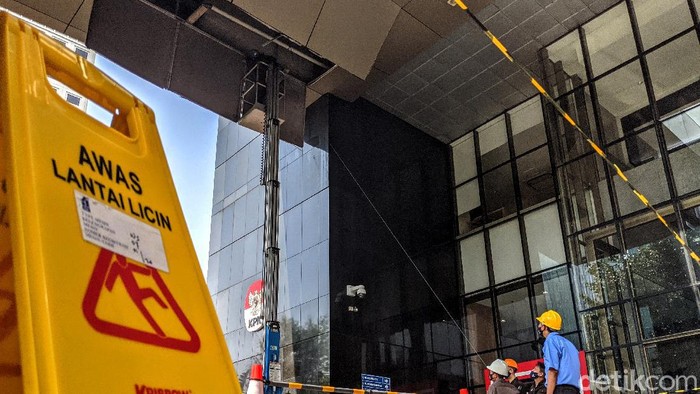 Atap lobi plafon di lobi gedung KPK jebol imbas hujan deras disertai angin pada Senin (21/9) malam. Kini atap plafon yang jebol itu diperbaiki oleh petugas.