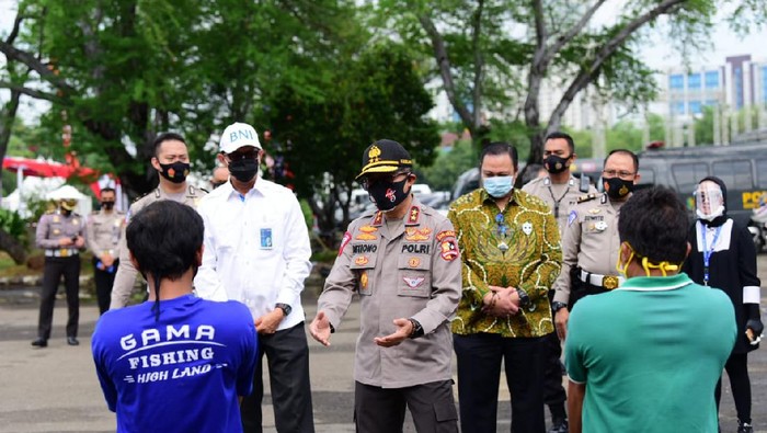 Kakorlantas Polri, Irjen Istiono berikan 500 paket sembako ke pengayuh becak