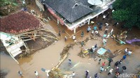 Sejumlah rumah warga juga rusak diterjang banjir.