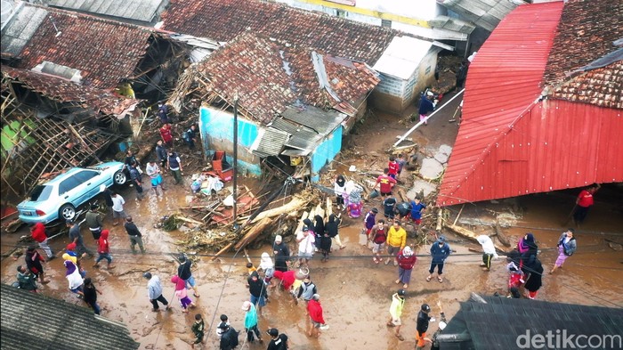 Kampung Cibuntu, Desa Pasawahan, Kecamatan Cicurug, Kabupaten Sukabumi, luluh lantak diterjang banjir bandang. Banjir terjadi pada Senin malam (21/9) akibat huna deras.