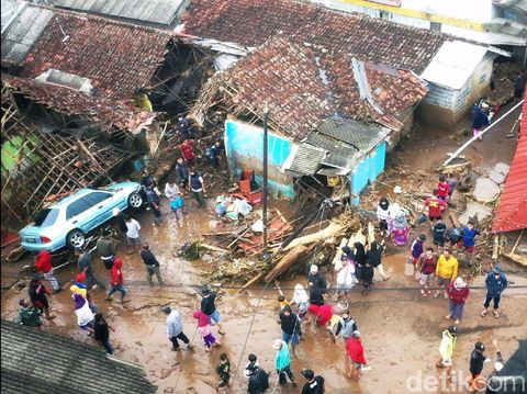 Kampung Cibuntu, Desa Pasawahan, Kecamatan Cicurug, Kabupaten Sukabumi, luluh lantak diterjang banjir bandang. Banjir terjadi pada Senin malam (21/9) akibat huna deras.