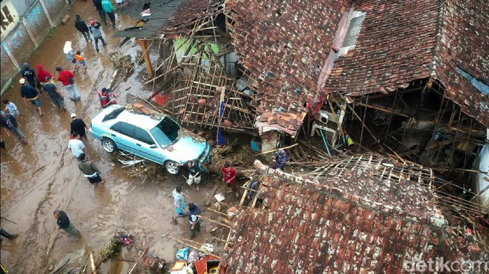 Kampung Cibuntu, Desa Pasawahan, Kecamatan Cicurug, Kabupaten Sukabumi, luluh lantak diterjang banjir bandang. Banjir terjadi pada Senin malam (21/9) akibat huna deras.