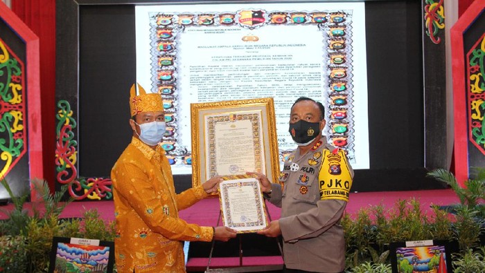 Kapolda Kalteng Irjen Dedi Prasetyo serahkan Maklumat Kapolri kepada penyelenggara dan peserta Pilkada Serentak 2020