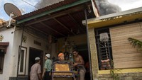 Warga mengevakuasi harta bendanya.