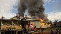 Api membakar rumah di permukiman padat di Lorong Pahlawan 35 Ilir, Tanggo Buntung, Palembang.