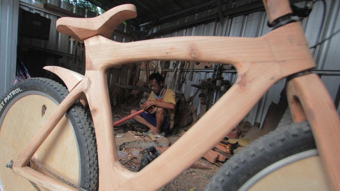 Perajin menyelesaikan pembuatan sepeda kayu di rumah produksi L-Benr di Lobener, Jatibarang, Indramayu, Jawa Barat, Senin (21/9/2020). Sepeda berbahan kayu pinus tersebut dibandrol dengan harga mulai dari Rp3,5 juta hingga Rp5 juta tergantung bentuk dan ukuran. ANTARA FOTO/Dedhez Anggara/pras.