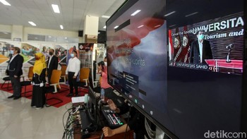 Acara ini melibatkan ratusan mahasiswa baru.