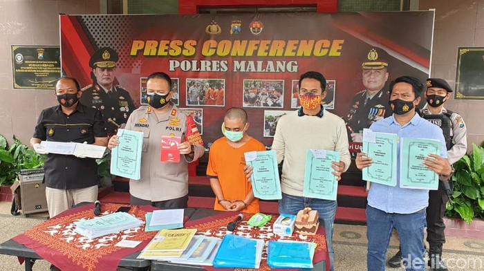 Mantan Kades Slamparejo, Kecamatan Jabung, Kabupaten Malang ditahan polisi. Ia diduga korupsi Dana Desa (DD) atau Anggaran Dana Desa (ADD) periode 2017-2018.