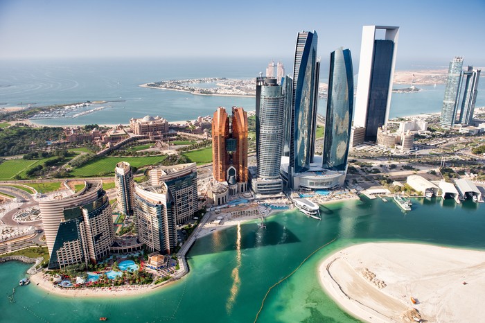 Sebagian wilayah Abu Dhabi, UAE dengan gedung tinggi dilihat dari helikopter.