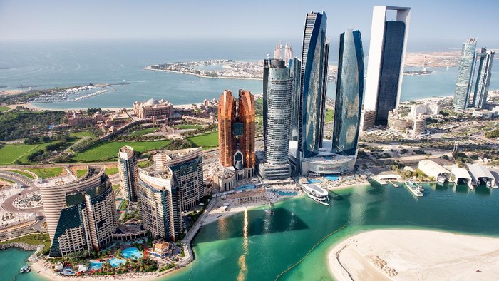 Sebagian wilayah Abu Dhabi, UAE dengan gedung tinggi dilihat dari helikopter.