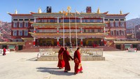 Sebuah kampus bernama Institut Buddha Serthar didirikan oleh seorang lama untuk mendalami agama Buddha.