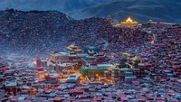 Tempat ini disebut Larung Gar yang berada di Lembah Larung yang sangat minim akses dan tersembunyi di balik pegunungan.