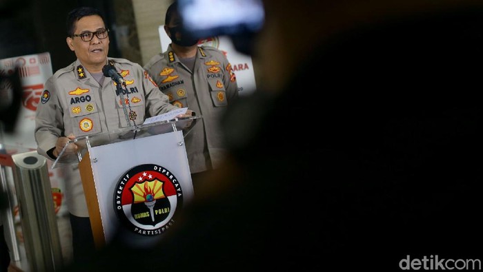 Kapolri Jenderal Idham Azis menerbitkan maklumat Kapolri tentang kepatuhan protokol kesehatan dalam tahapan pemilihan 2020.