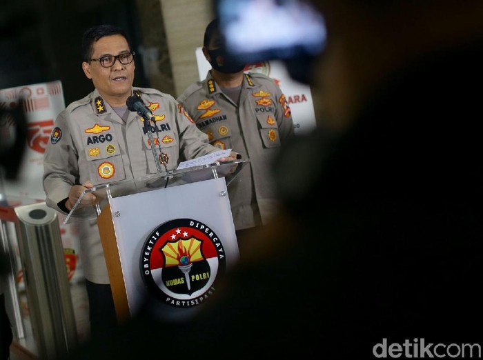 Kapolri Jenderal Idham Azis menerbitkan maklumat Kapolri tentang kepatuhan protokol kesehatan dalam tahapan pemilihan 2020.