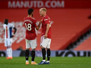 Van de Beek Rela Berkorban demi Bruno Fernandes