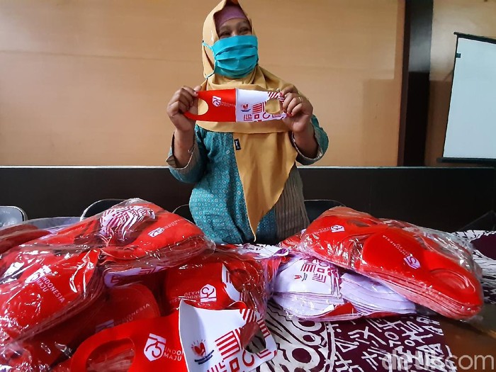 Masker scuba yang dibagikan kepada warga di Desa Pageraji, Banyumas, Selasa (22/9/2020.