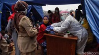 Petugas pun tampak memberikan bantuan layanan kesehatan bagi warga terdampak kebakaran di kawasan tersebut.