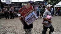 Selain memberikan bantuan, petugas kesehatan turut melakukan sosialiasi tentang pentingnya menerapkan protokol kesehatan serta selalu memeriksakan kesehatan korban kebakaran guna mencegah penyebaran virus Corona.