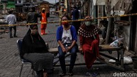 Garis polisi tampak masih terpasang di area lokasi kebakaran.