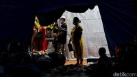 Meski begitu, kebakaran itu menghanguskan sejumlah rumah warga. Tak sedikit warga yang kini tinggal di pengungsian.