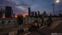 Pesona membuat beberapa warga mengabadikan momen tersebut.