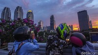 Beberapa pengendara motor pun ikutan untuk sekedar menikmati senja