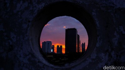 Menikmati Senja Ibu Kota di Musim Pancaroba