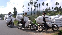 Puluhan tukang ojek pertanian di kawasan tersebut menerima jasa angkut pupuk dan hasil pertanian dengan dengan tarif berkisar Rp2 ribu - Rp7 ribu per karung tergantung jarak.