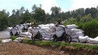 Sejumlah tukang ojek pertanian mengangkut pupuk kandang menuju perladangan di lereng gunung Sindoro Desa Sigedang, Kejajar, Wonosobo, Jawa Tengah, Selasa (22/9/2020).
