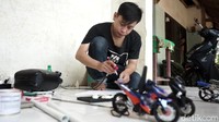 Setelah selesai dibentuk bagian per bagian, kemudian proses pewarnaan. Namun karena keterbatasan alat, Herman memanfaatkan barang yang ada di rumah untuk dijadikan sebuah kompresor untuk pengecatan.