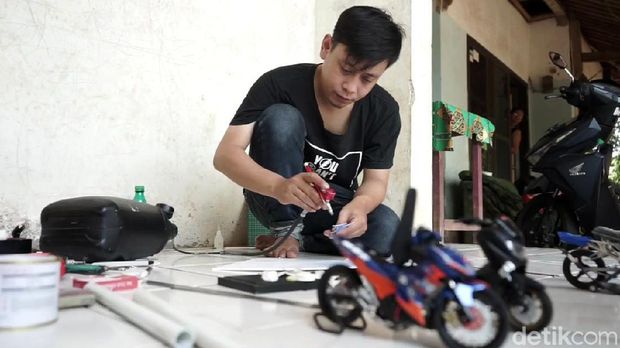 Herman (32), warga Tanjungjaya, Desa Munjul, Kecamatan Pagaden Barat, Subang, Jawa Barat, membuat kerajinan miniatur motor berbahan pipa air. Miniatur yang dibuat mulai dari motor kekinian hingga jadul.