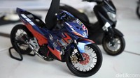 Hingga kini belasan miniatur motor dari model kekinian hingga jadul telah dibuat oleh pria yang di-PHK saat pandemi COVID-19 tersebut.