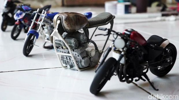 Herman (32), warga Tanjungjaya, Desa Munjul, Kecamatan Pagaden Barat, Subang, Jawa Barat, membuat kerajinan miniatur motor berbahan pipa air. Miniatur yang dibuat mulai dari motor kekinian hingga jadul.