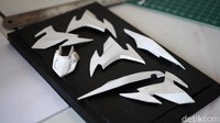 Bahan yang digunakan untuk membuat miniatur motor adalah pipa ukuran 5/8 inch, PVC foam board, batang korek kuping, paku kecil, lem perekat, dan cat. 